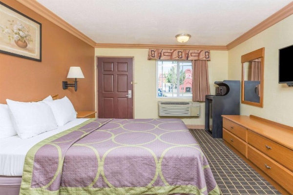 Super 8 by Wyndham Azusa image 11