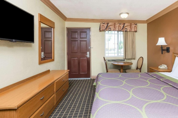 Super 8 by Wyndham Azusa image 5