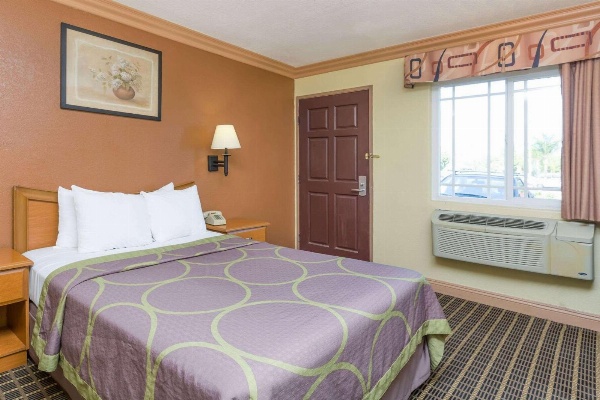 Super 8 by Wyndham Azusa image 7